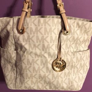 MICHAEL KORS JET SET TOTE IN VANILLA🤎